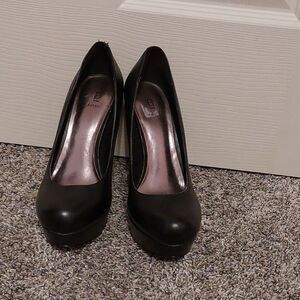 BAKERS Sofie Black Leather Platform Pumps Size 7.5